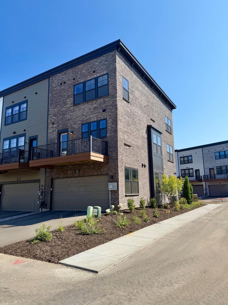 851 Sweetwater Dr, Saint Paul, MN 55116