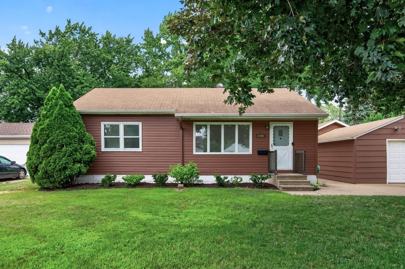2300 Brookview Dr, Brooklyn Center, MN 55430