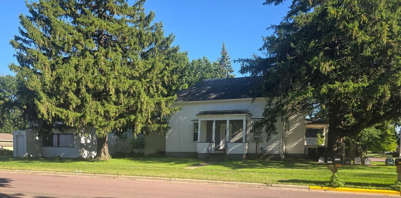 516 11th St N, Mountain Lake, MN 56159