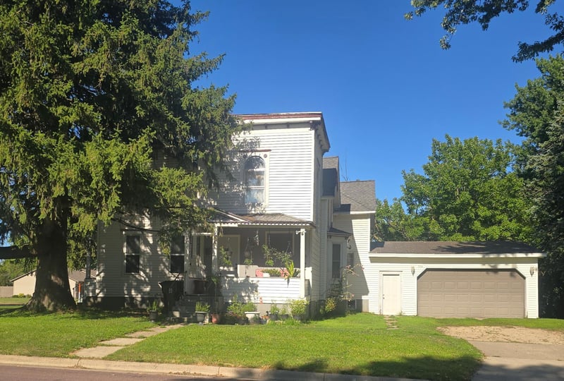 516 11th St N, Mountain Lake, MN 56159