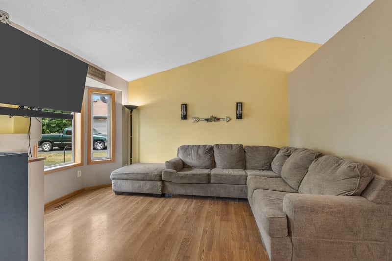 1980 Bridgewater Blvd S, Cambridge, MN 55008