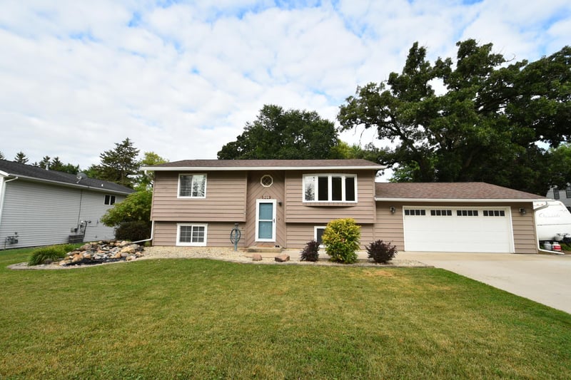 516 Pearl St, Zumbrota, MN 55992