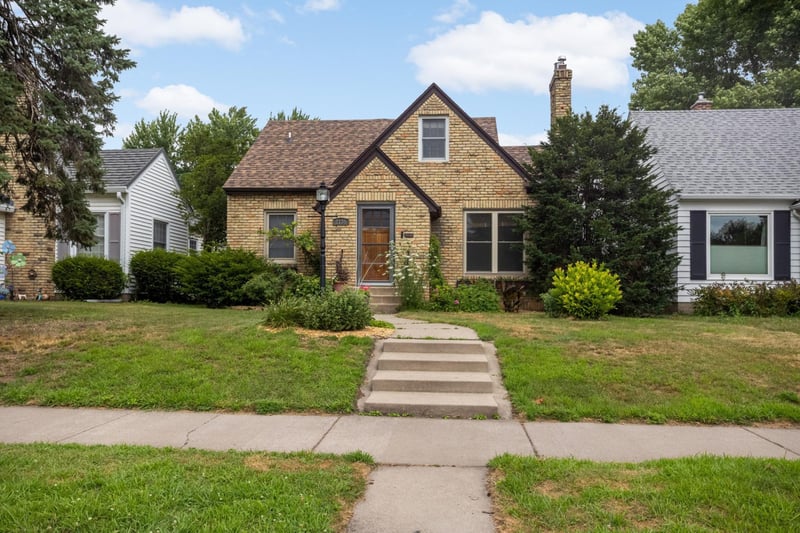 2135 Pinehurst Ave, Saint Paul, MN 55116