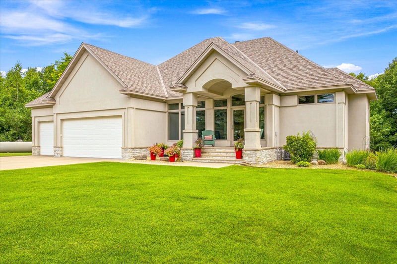 35475 Palisade Dr NE, Cambridge, MN 55008
