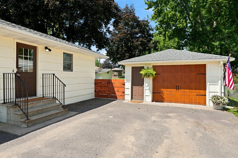 340 Greenway Ave N, Oakdale, MN 55128