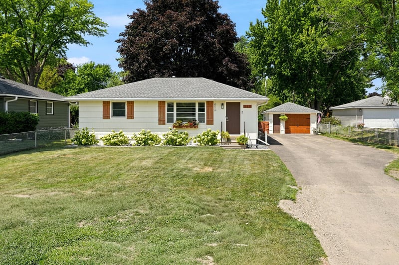 340 Greenway Ave N, Oakdale, MN 55128