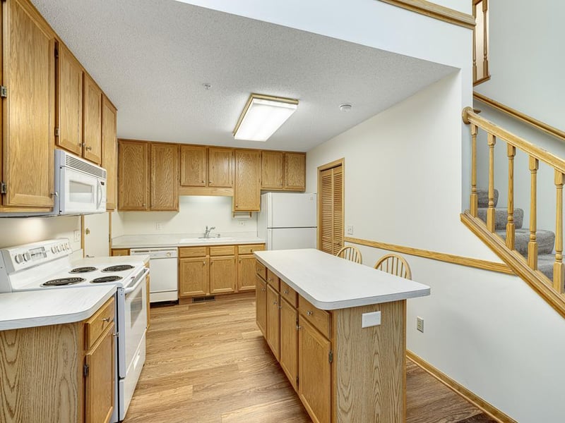 840 Old Town Dr, New Brighton, MN 55112