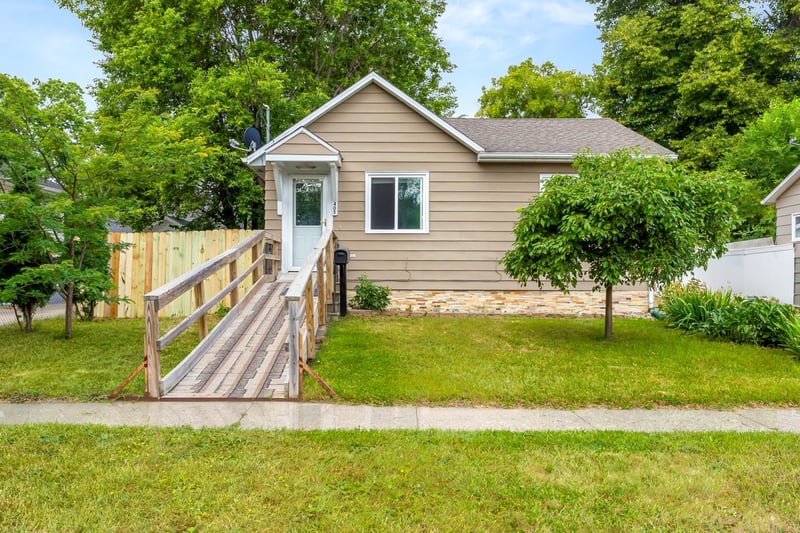 405 14th St N, Moorhead, MN 56560