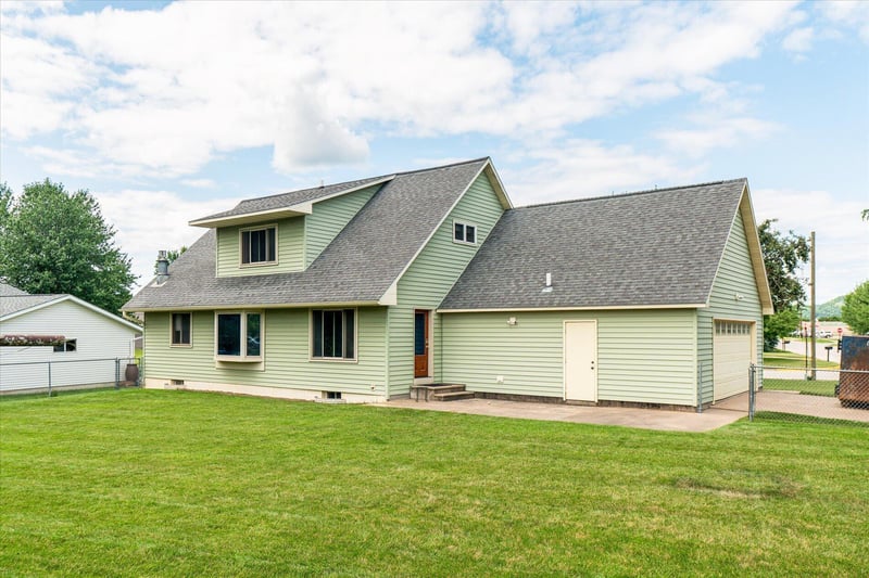 1430 Willow St, La Crescent, MN 55947