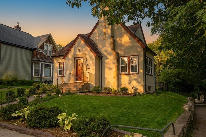 1084 Bradley St, Saint Paul, MN 55130