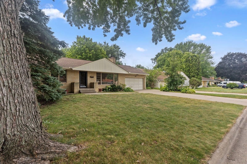 1390 Skillman Ave W, Roseville, MN 55113