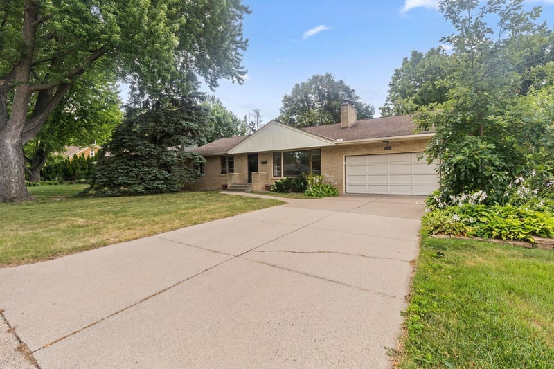 1390 Skillman Ave W, Roseville, MN 55113