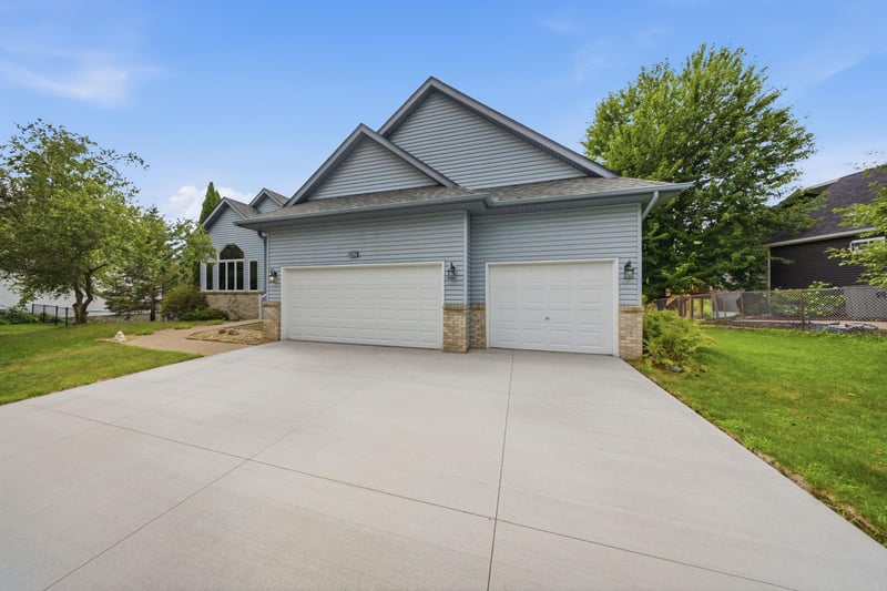 4852 Hillvale Ave N, Oakdale, MN 55128