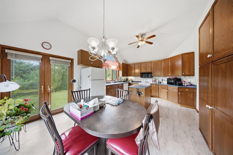 4852 Hillvale Ave N, Oakdale, MN 55128