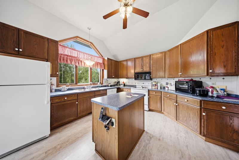4852 Hillvale Ave N, Oakdale, MN 55128