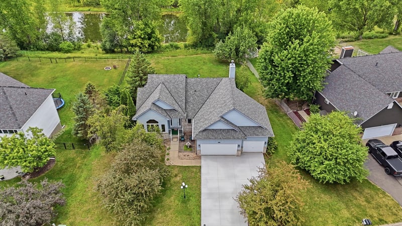 4852 Hillvale Ave N, Oakdale, MN 55128