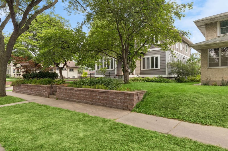 1697 Stanford Ave, Saint Paul, MN 55105