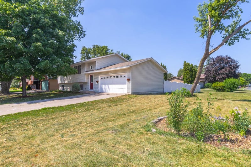 8200 Thomas Ave N, Brooklyn Park, MN 55444