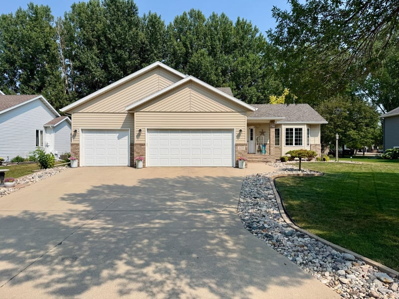 408 Clearview Ct, Moorhead, MN 56560