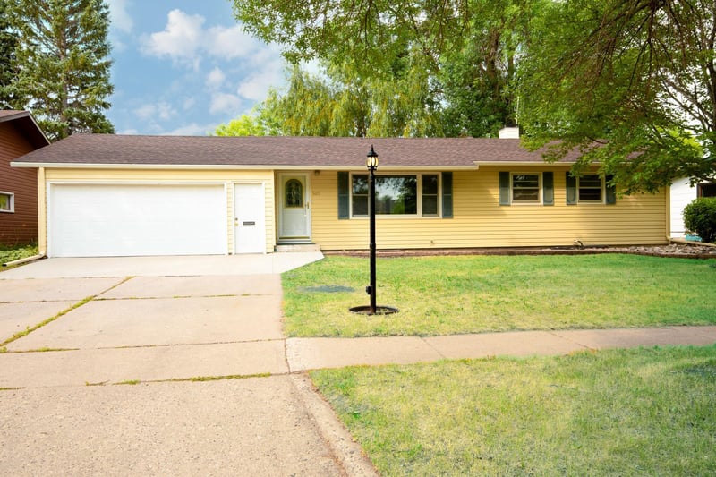 505 Maple Ln S, Moorhead, MN 56560
