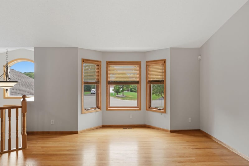 8182 Lori Ln, Woodbury, MN 55125