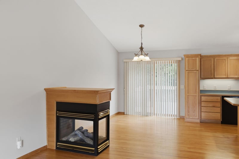 8182 Lori Ln, Woodbury, MN 55125
