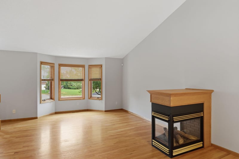 8182 Lori Ln, Woodbury, MN 55125