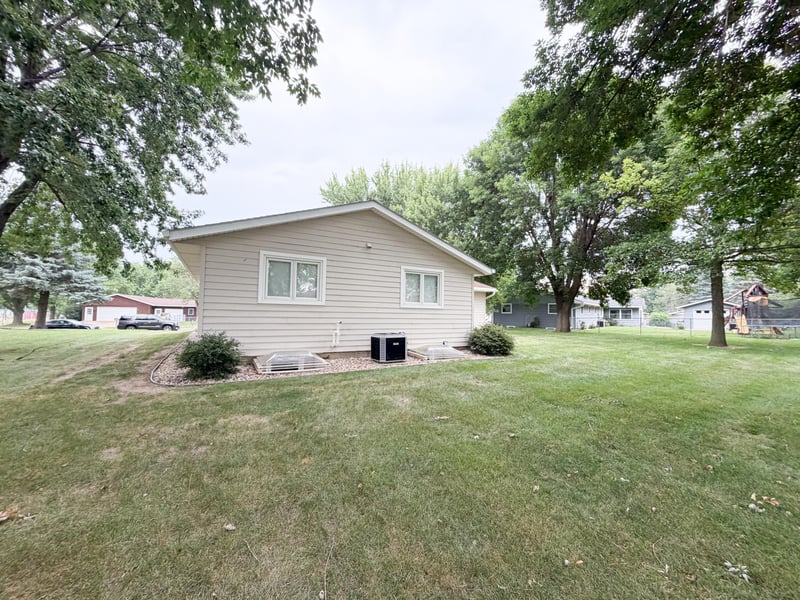 1523 Eckerson Dr, Worthington, MN 56187