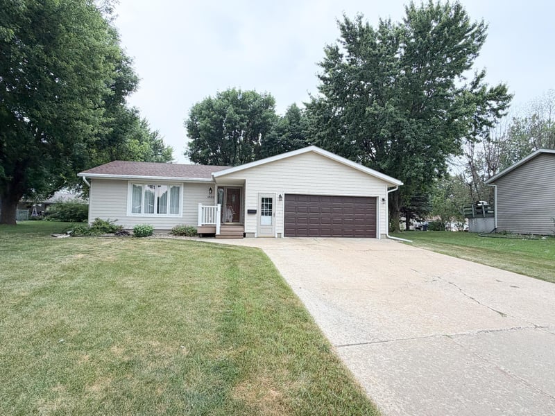 1523 Eckerson Dr, Worthington, MN 56187