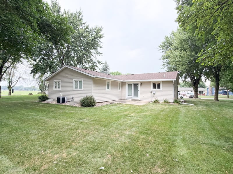 1523 Eckerson Dr, Worthington, MN 56187