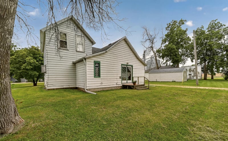 112 E Front St, Claremont, MN 55924