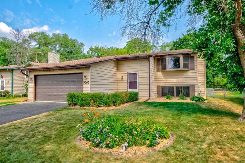 9707 Heath Ave S, Cottage Grove, MN 55016