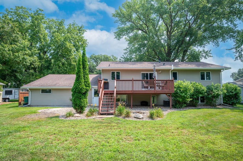 912 Shoreacres Dr, Fairmont, MN 56031
