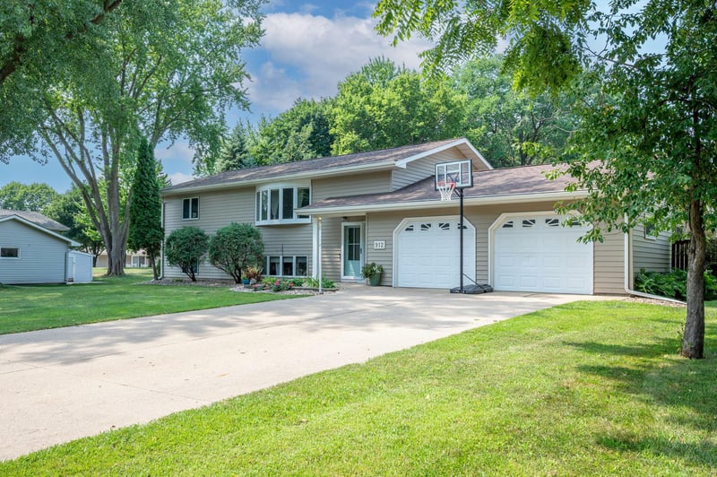 912 Shoreacres Dr, Fairmont, MN 56031