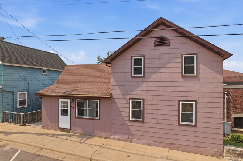 37 N Hill St, Fountain City, WI 54629