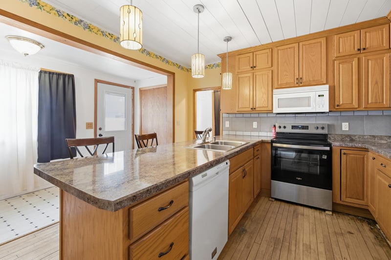 37 N Hill St, Fountain City, WI 54629