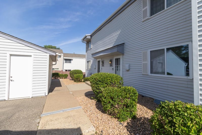 2281 Pond Ave E, Maplewood, MN 55119