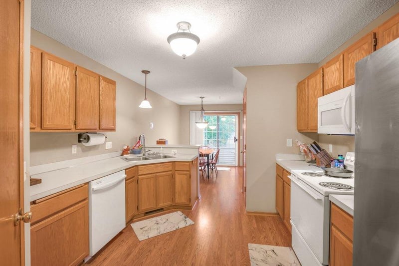 1056 Lovell Ave W, Roseville, MN 55113
