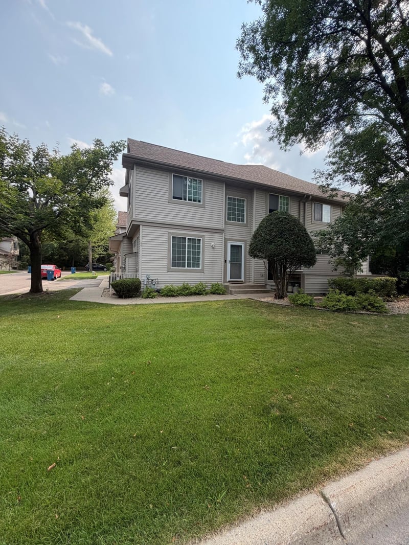 1056 Lovell Ave W, Roseville, MN 55113