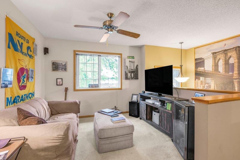 1056 Lovell Ave W, Roseville, MN 55113