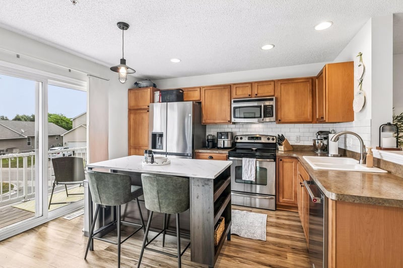 3117 Clover Ridge Dr, Chaska, MN 55318