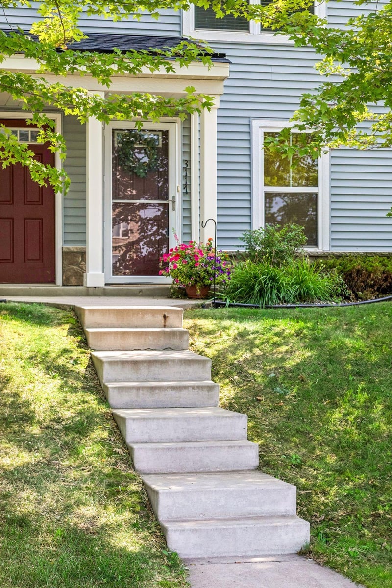 3117 Clover Ridge Dr, Chaska, MN 55318
