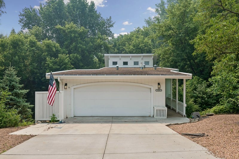 3225 W 54th St, Edina, MN 55410