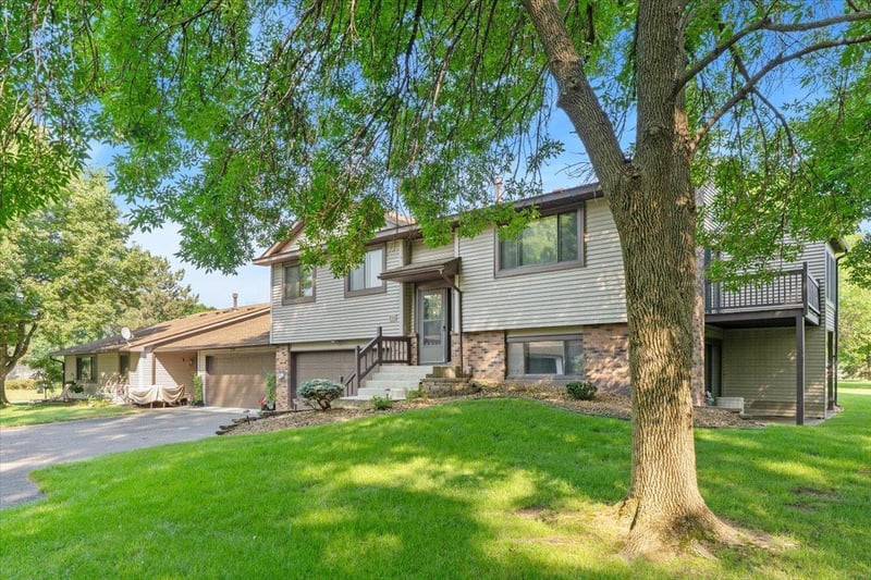 566 Donegal Cir, Shoreview, MN 55126