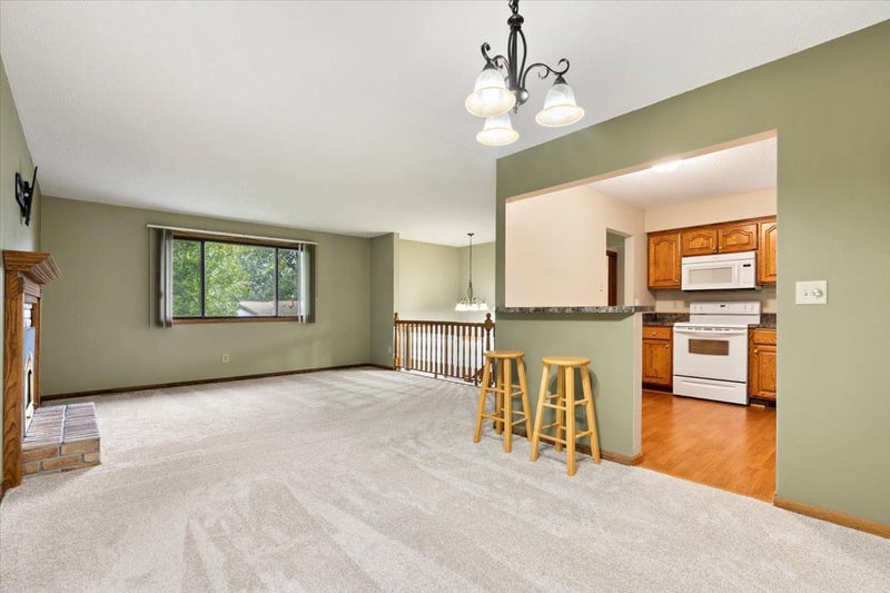 566 Donegal Cir, Shoreview, MN 55126