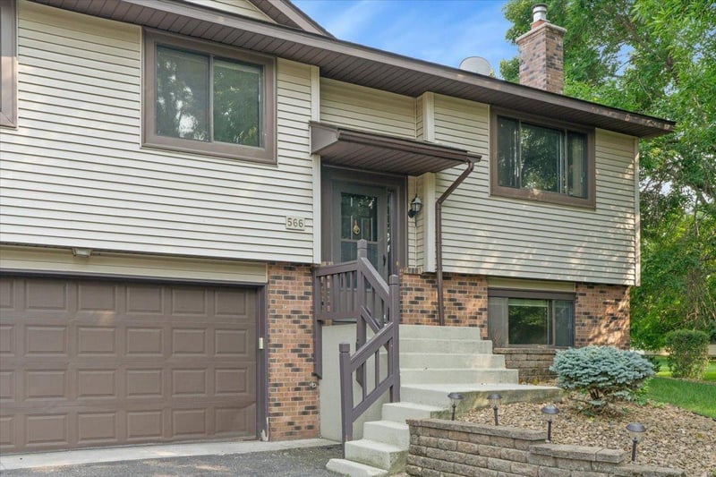 566 Donegal Cir, Shoreview, MN 55126