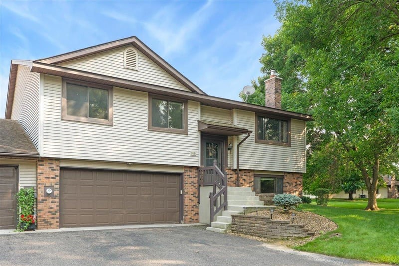 566 Donegal Cir, Shoreview, MN 55126