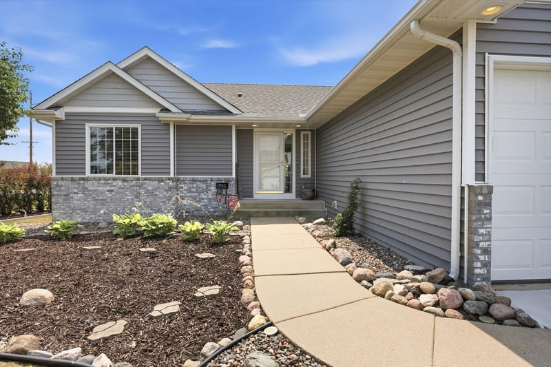 221 Douglas Dr, Waverly, MN 55390