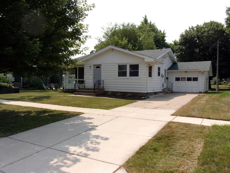 218 E 2nd St, Blue Earth, MN 56013
