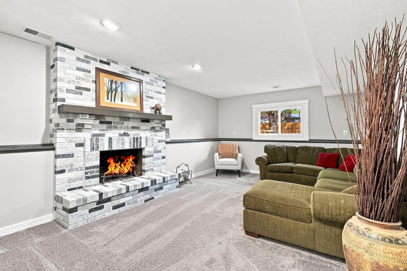 1014 Grant Cir S, Anoka, MN 55303